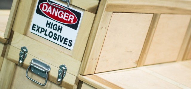 Kisten mit Warnung explosiv