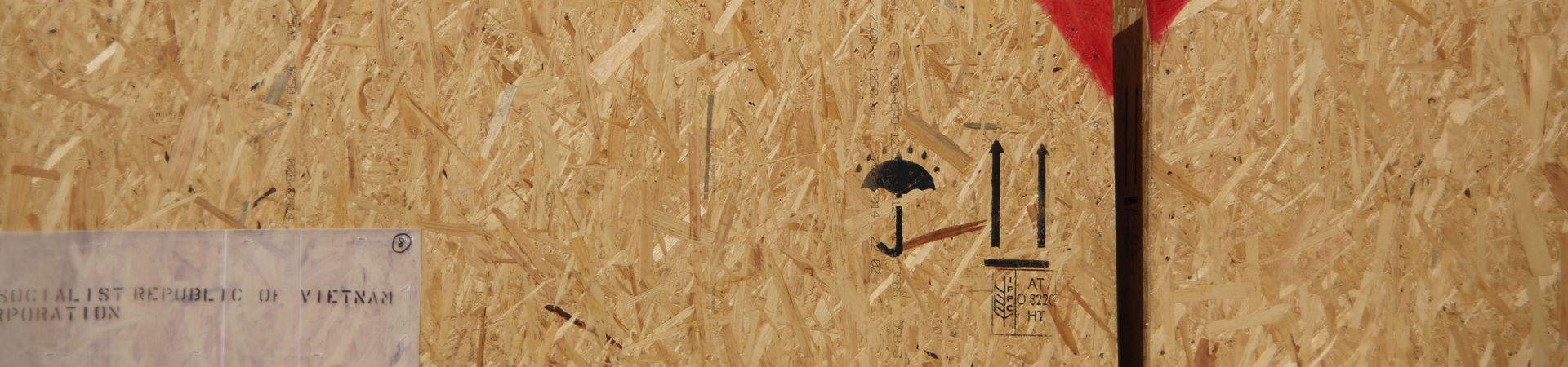 Holzkiste mit Zolldokumenten
